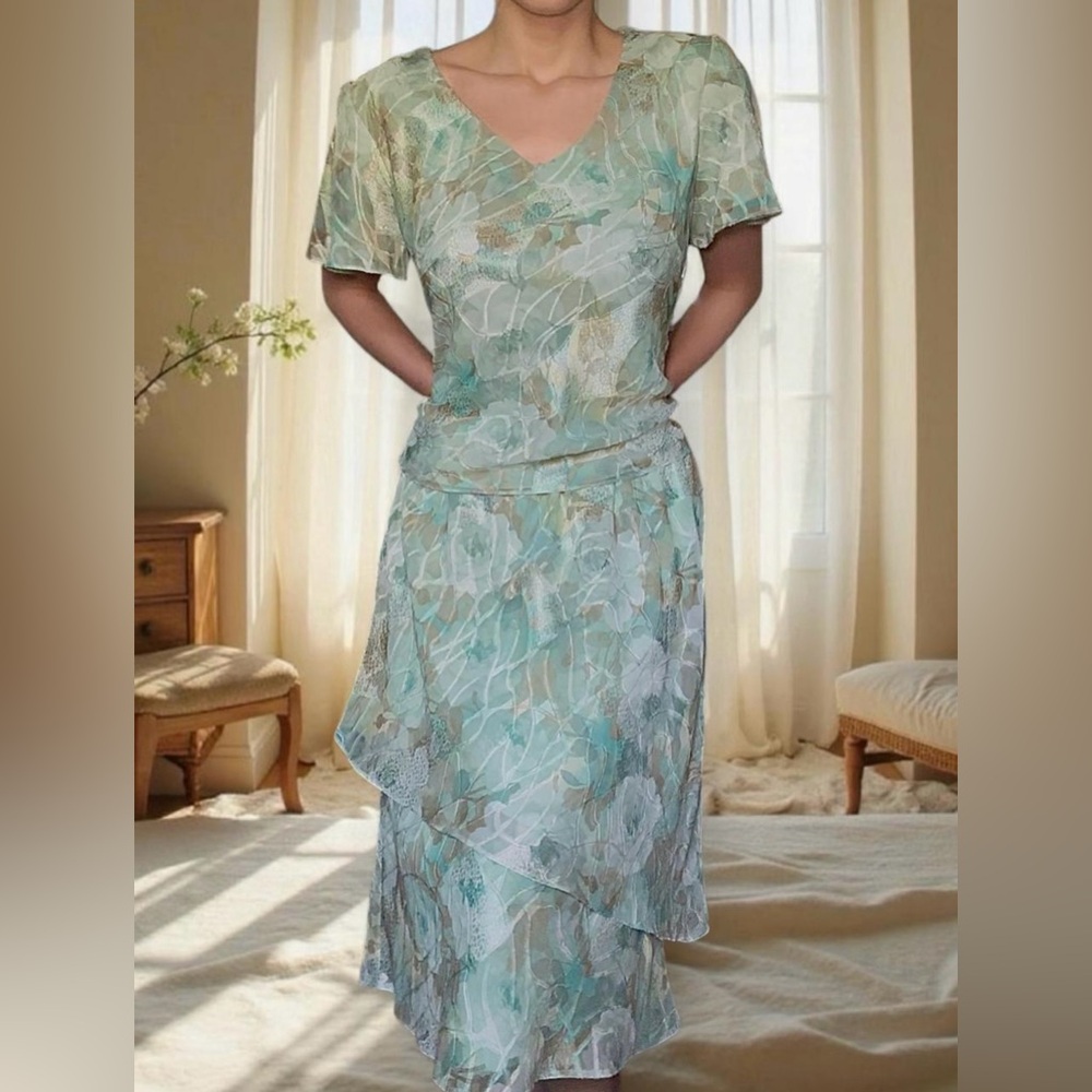 Elegant Floral Maxi Dress in Green
